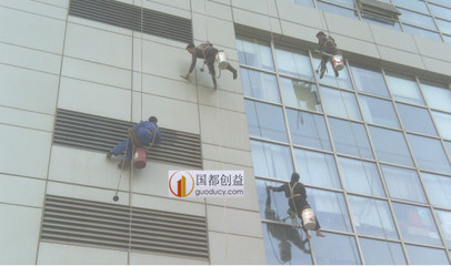 保證玻璃幕墻的美觀和安全 國都創(chuàng)益的創(chuàng)新家居清潔服務(wù)