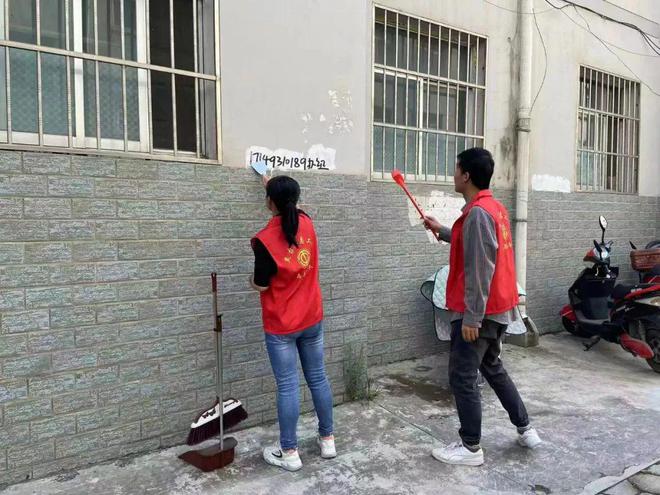 靈臺(tái)縣開(kāi)展清理“牛皮癬”志愿服務(wù)活動(dòng) 助力文明城市創(chuàng)建