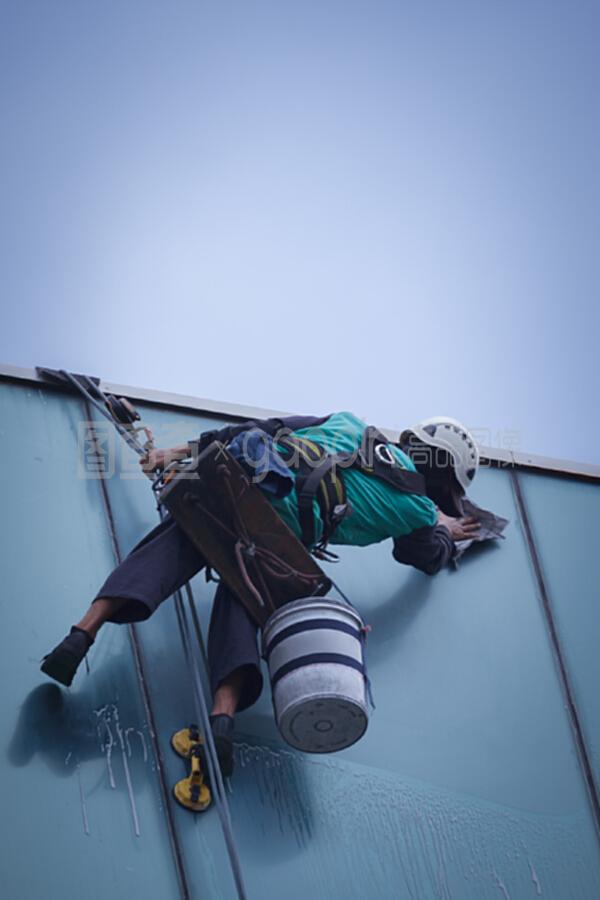 高樓大廈清潔窗戶服務(wù)的工人小組 卓越的建筑物清潔服務(wù)